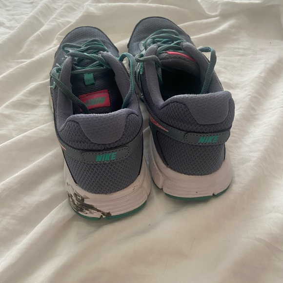 Nike running shoes in great condition - Picture 3 of 5